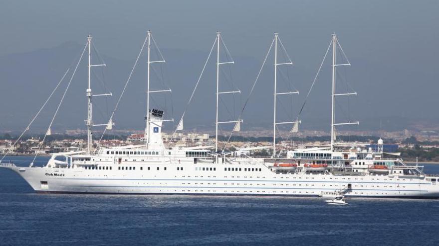 Un dels últims creuers de luxe fondejat a la badia de Roses · DdG