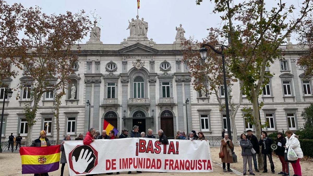Concentración de víctimas del franquismo ante el Tribunal Supremo.