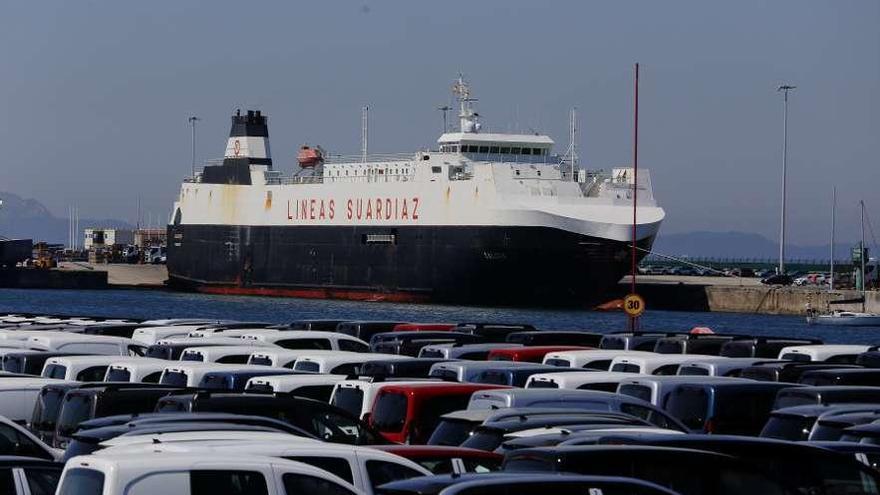 Un buque de Suardiaz atracado en la terminal de vehículos de Bouzas. // R. Grobas