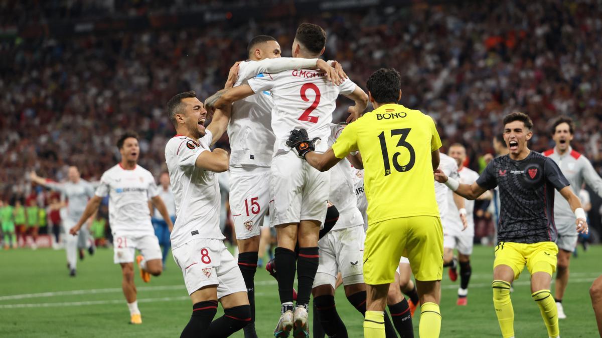 Los jugadores del Sevilla felicitan a Montiel, que marcó el penalti decisivo para conseguir la Europa League.