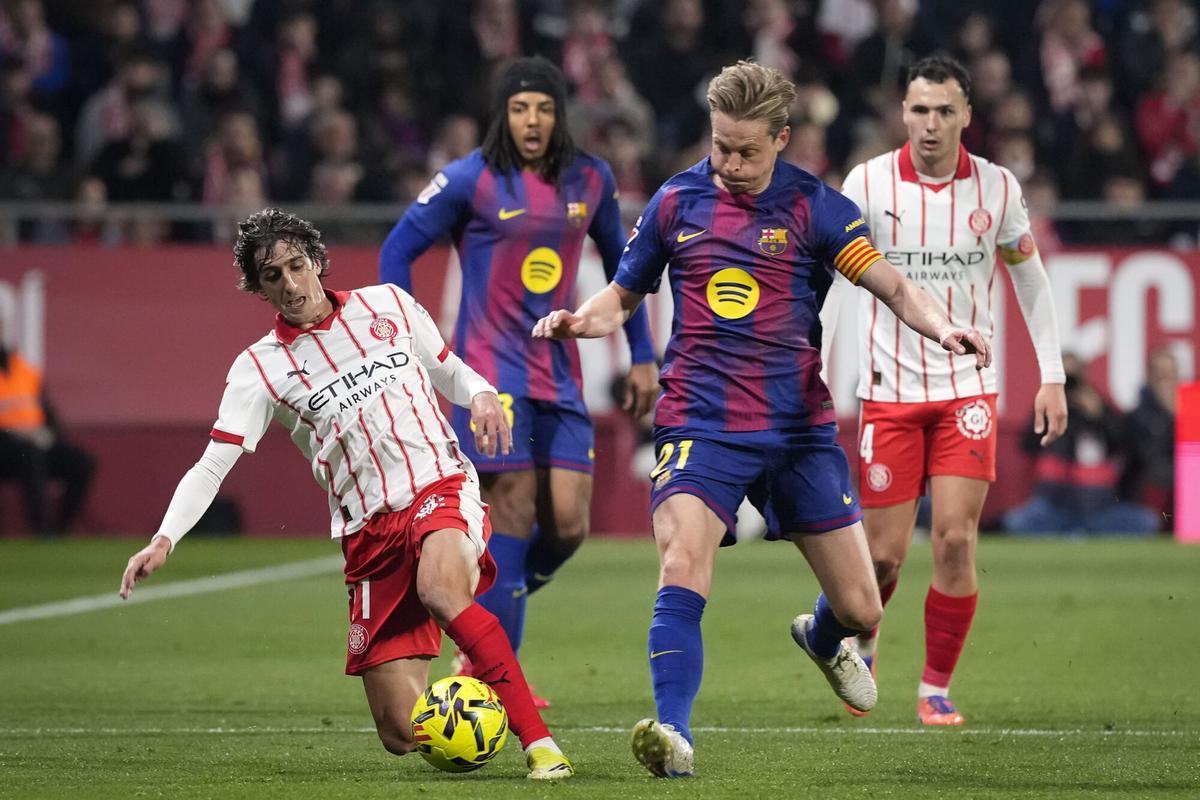 Bryan Gil intenta controlar el balón ante Frenkie de Jong.