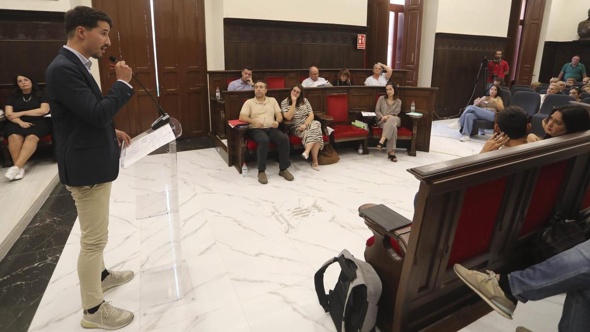 Toni Iborra se dirige al pleno en una reciente sesión.
