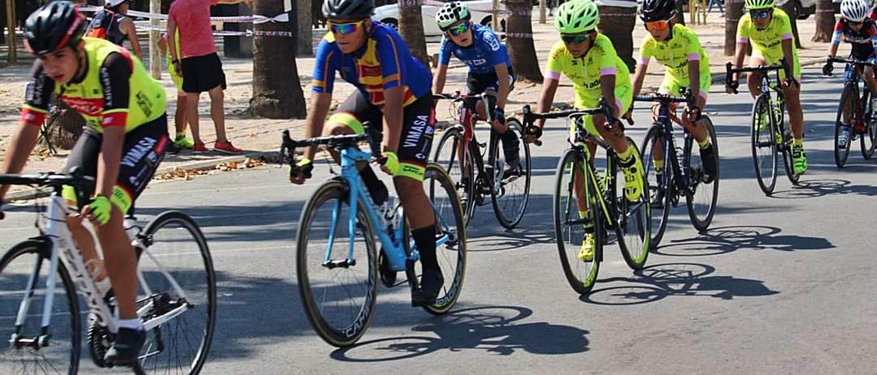 Imagen de un momento de la carrera de alevines, con Vicent Andrés encabezando el pelotón | ÓSCAR ANDRÉS