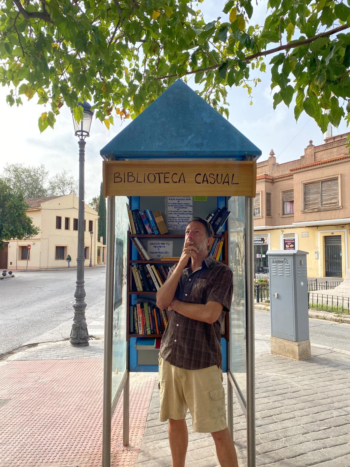 Yelito, el impulsor de esta iniciativa, frente a la biblioteca casual.