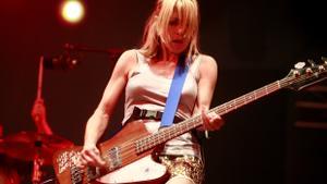 Kim Gordon, una de las editoras de ’Música, maestra’, tocando en directo en el Primavera Sound cundo todavía era miembro de Sonic Youth, en 2007.