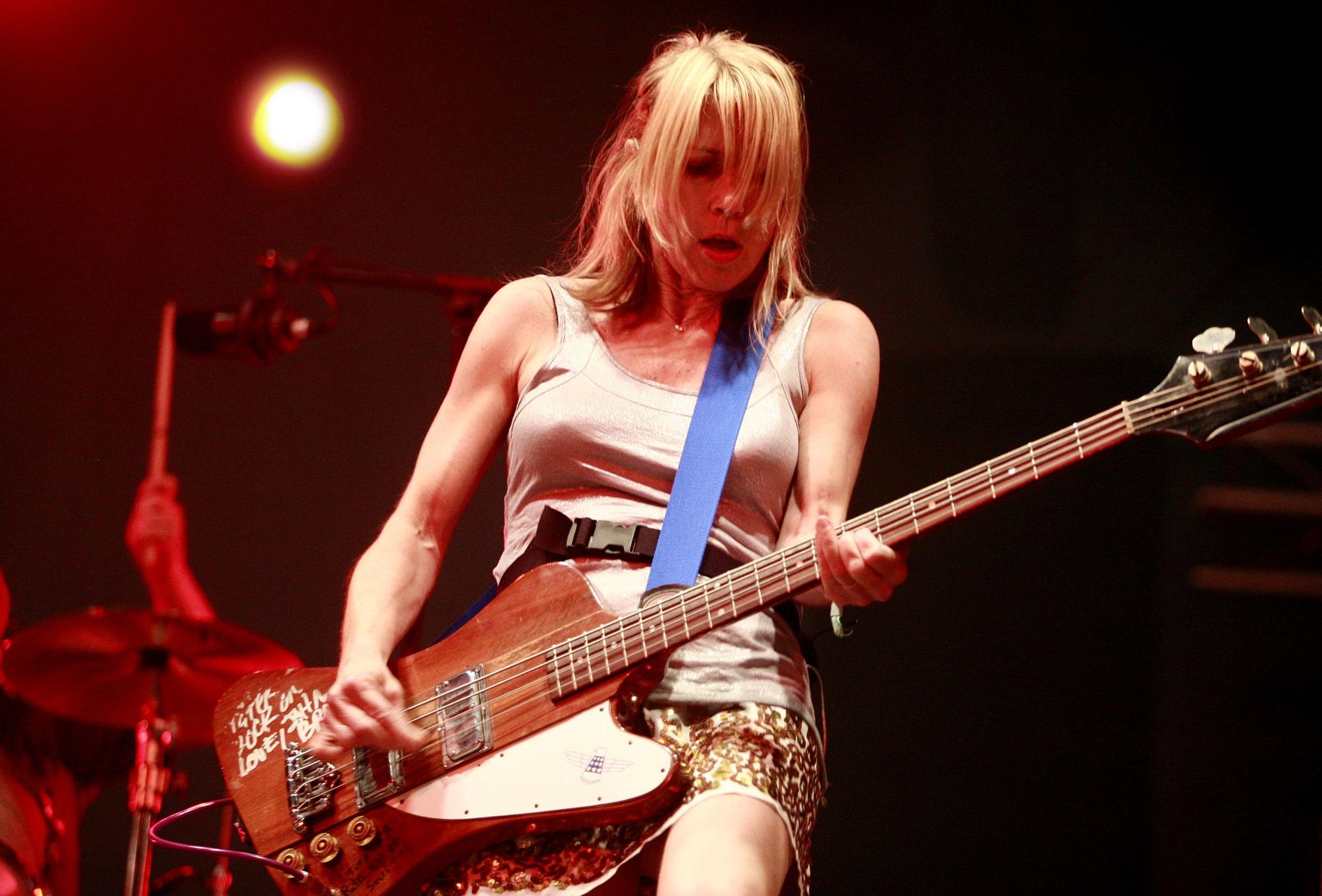 Kim Gordon, una de las editoras de 'Música, maestra', tocando en directo en el Primavera Sound cundo todavía era miembro de Sonic Youth, en 2007.