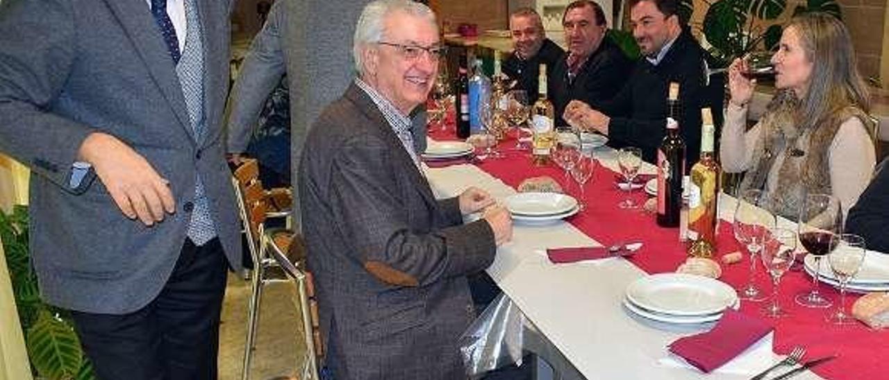 El alcalde Bello Maneiro asistió a la comida con empresarios. // I.Abella