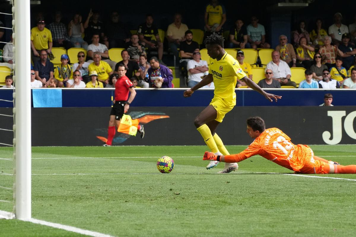 Jackson regatea al meta del Celta para anotar el segundo gol del Villarreal.