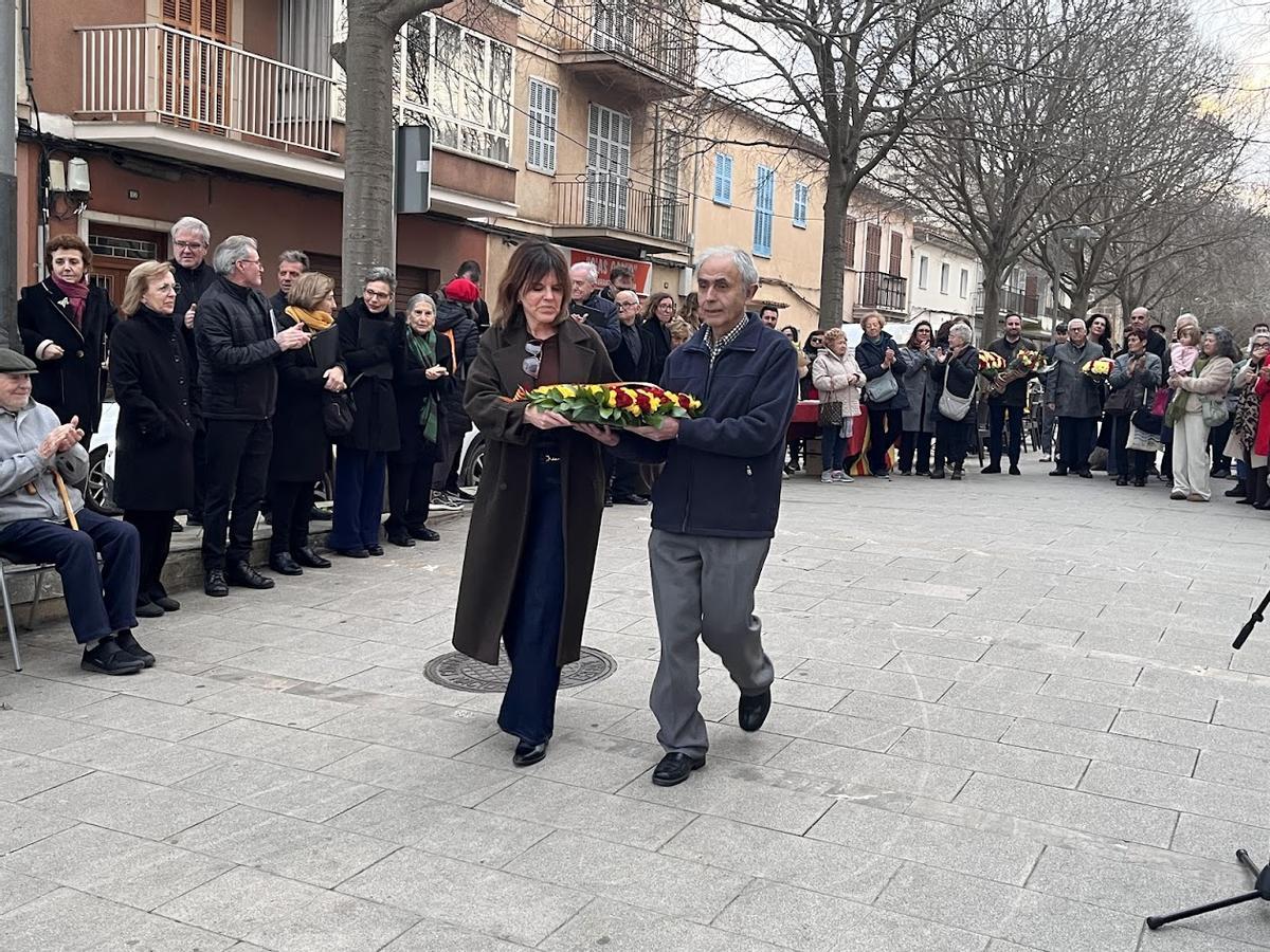 Un momento de la ofrenda floral en Manacor.