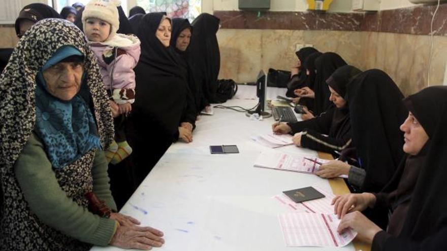 Mujeres se disponen a votar en una mesa electoral femenina en Teherán.