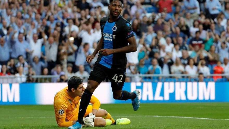 Dennis, delantero del Brujas, corre tras marcar al Real Madrid en el Bernabéu. // Efe