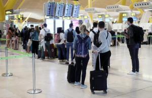 Viajeros esperan la cola en el aeropuerto Adolfo Suárez - Madrid Barajas.