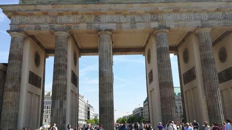 Integrantes de Long Hope, ayer, ante la Puerta de Brandenburgo.