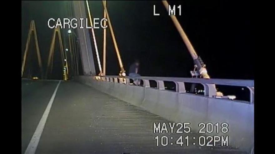 Agentes de policía rescatan a una mujer al borde de un puente en EEUU