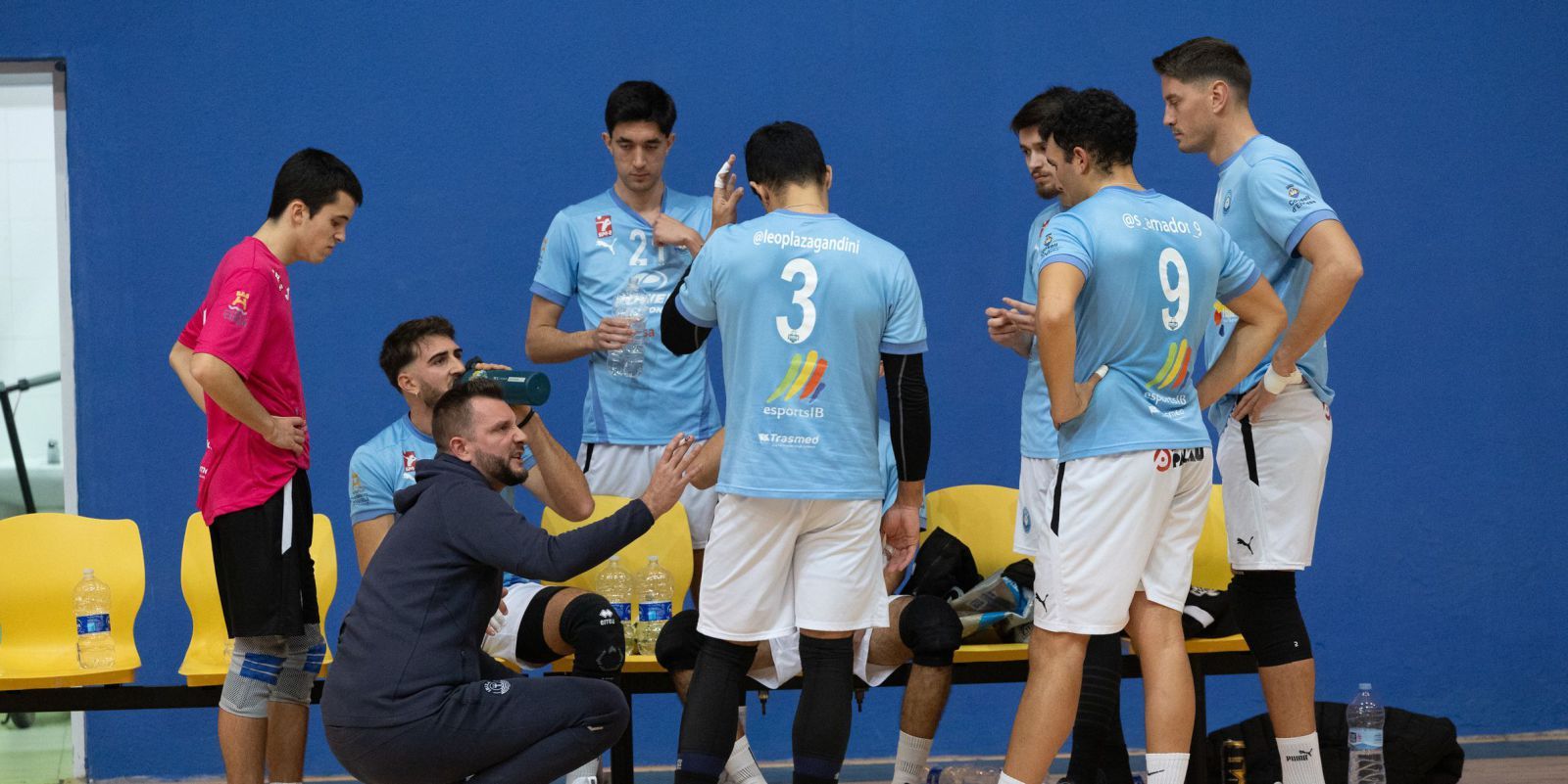 Imagen de archivo de los jugadores atendiendo a las indicaciones del entrenador Martín Bermejo. | VICENT MARÍ