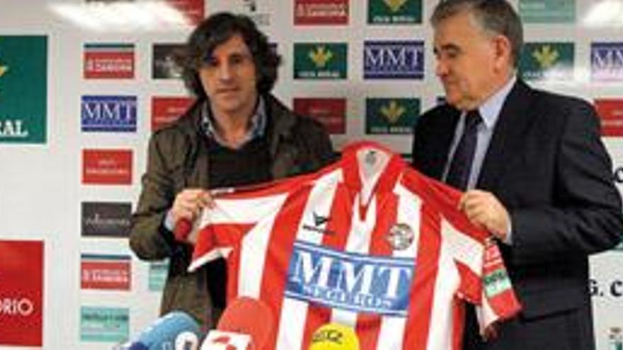 Roberto Aguirre muestra la camiseta rojiblanca del Zamora junto al presidente de la gestora Simón García Taboada.