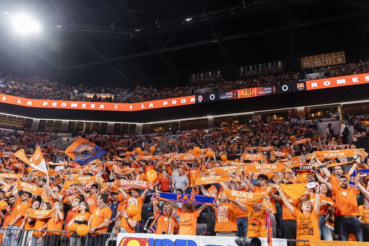 La afición taronja volvió a responder pese a coincidir el partido con el final de las Fallas.