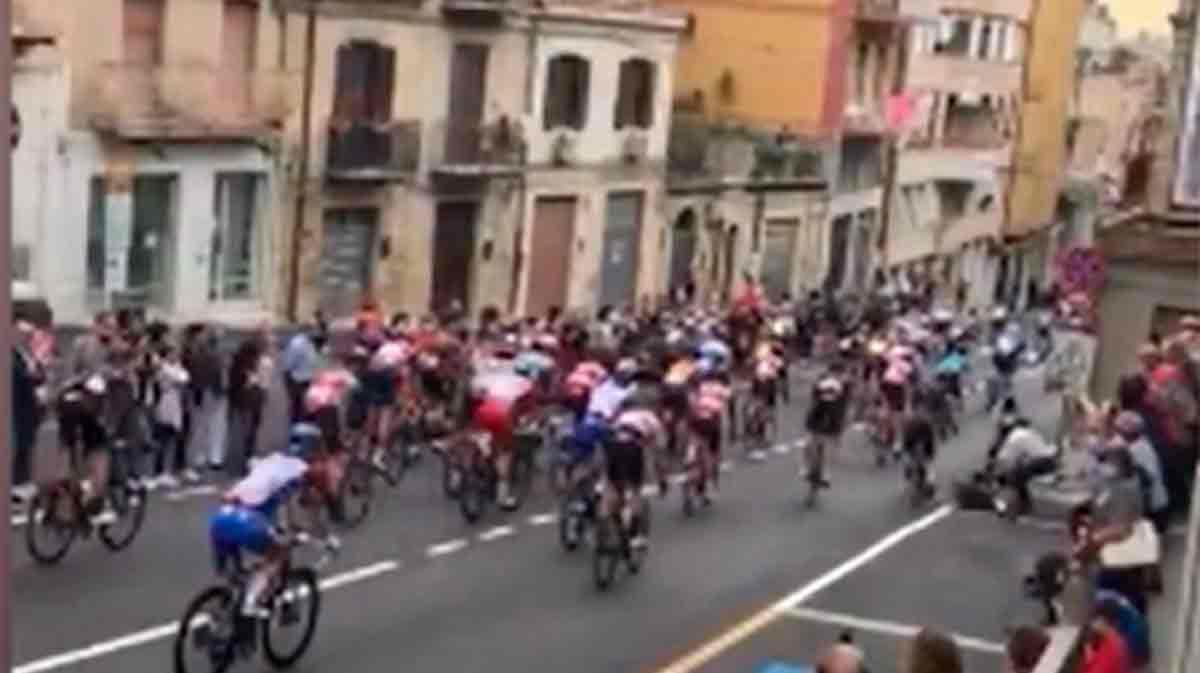 Así ha sido la caída de Thomas en la tercera etapa del Giro
