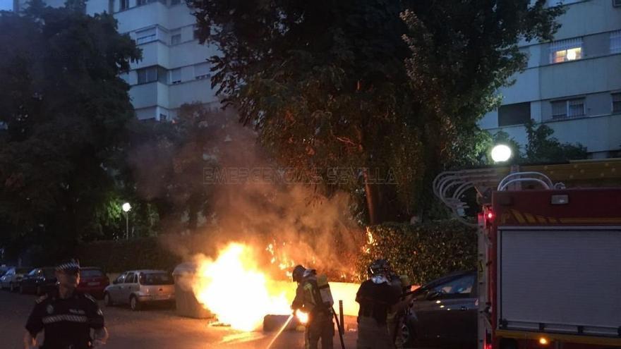Oleada de incendios en el Polígono Sur: queman cinco contenedores de basura en solo dos noches