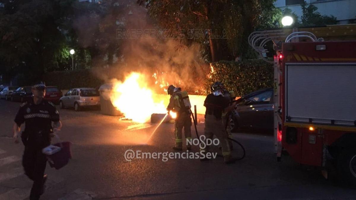 Imagen de archivo de Bomberos de Sevilla apagando un contenedor de basura incendiado.
