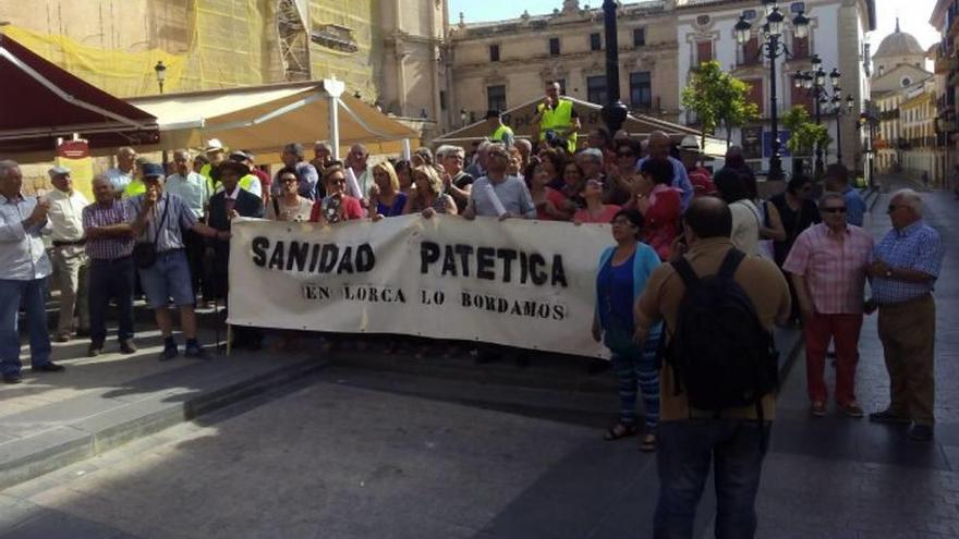 Manifestación de los vecinos, ayer, en la plaza de España.