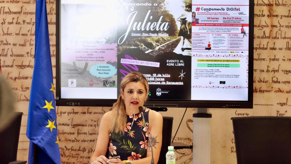 La concejala de Juventud, Elena Justo, durante la presentaciónd e las acatividades el Verano Joven.