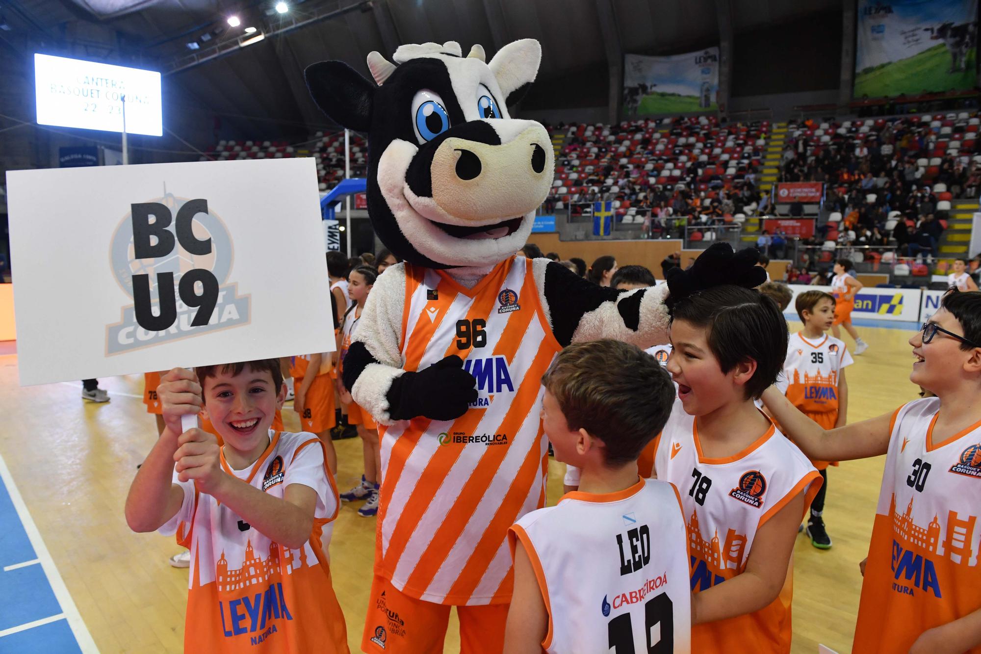 Foto de familia con la cantera del Leyma Coruña