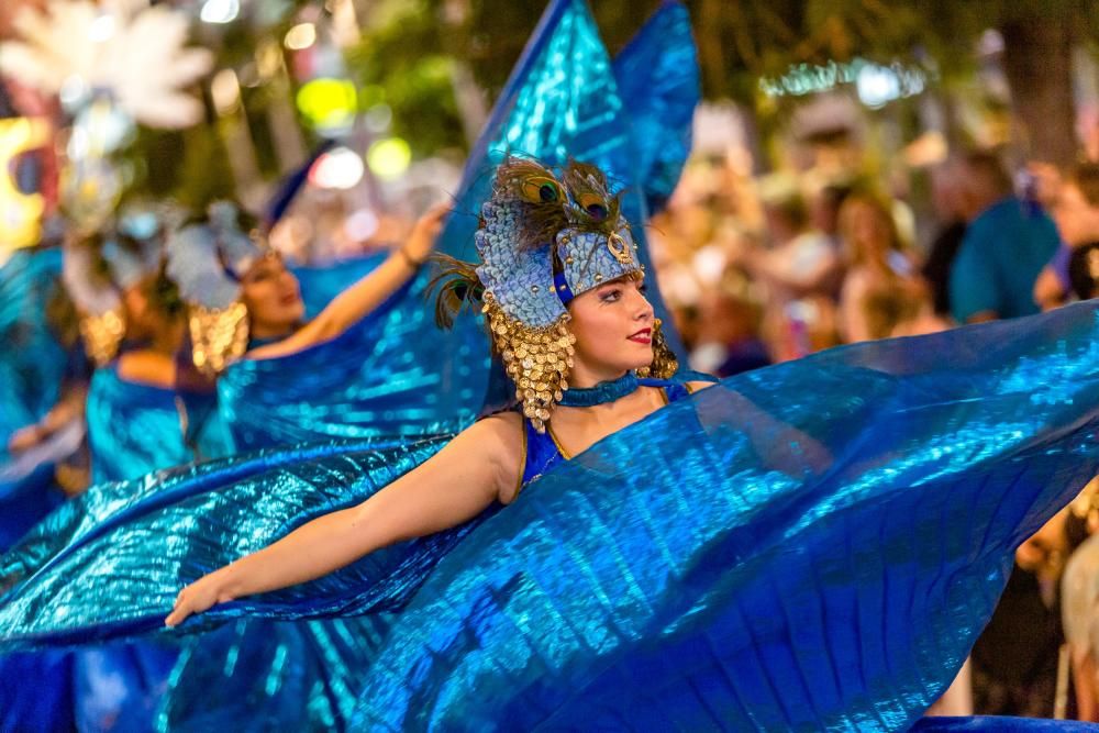 Los Moros y Cristianos hacen suyas las calles de Benidorm.