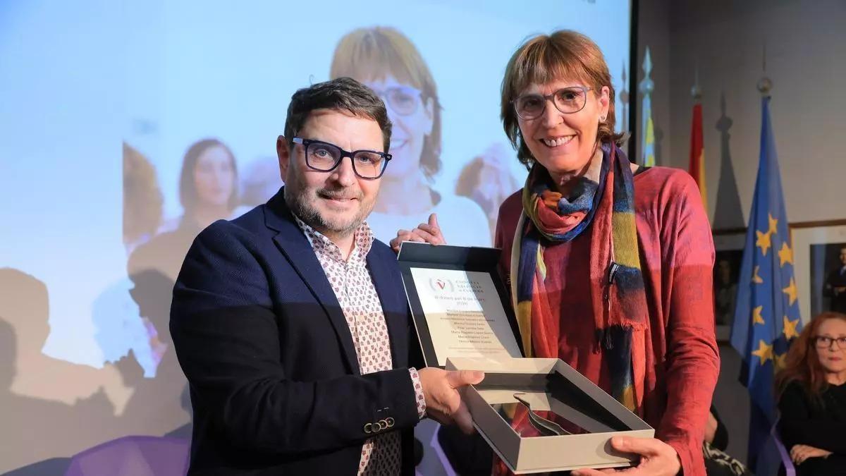 Xavier Aliaga lliurant enguany el premi de CVC a Pilar Larriba, pionera del voleibol femení valencià
