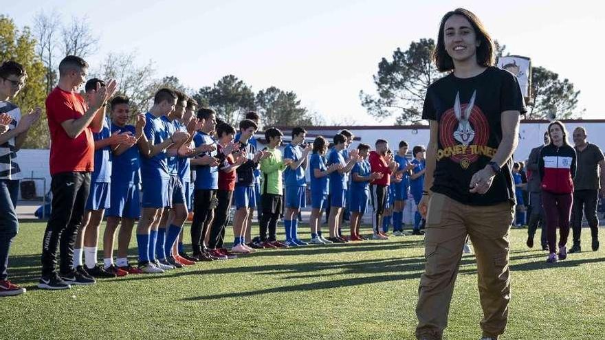 Vanessa Sotelo, homenajeada por el Velle, que le entregó una camiseta del club. // Enzo Sarmiento