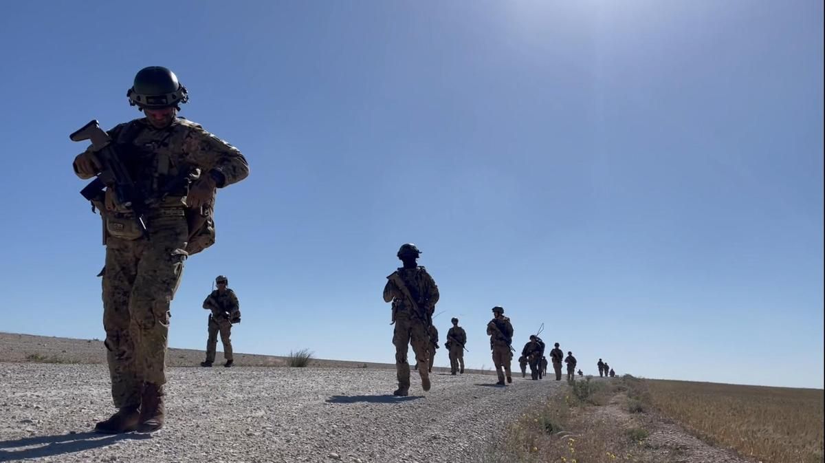 Paracaidistas portugueses en el campo de San Gregorio (Zaragoza) en las maniobras Defender Europe 23, el 10 de mayo.