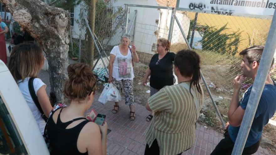 Animalistas y vecinos, ante el solar donde se iba a llevar a cabo la fumigación.