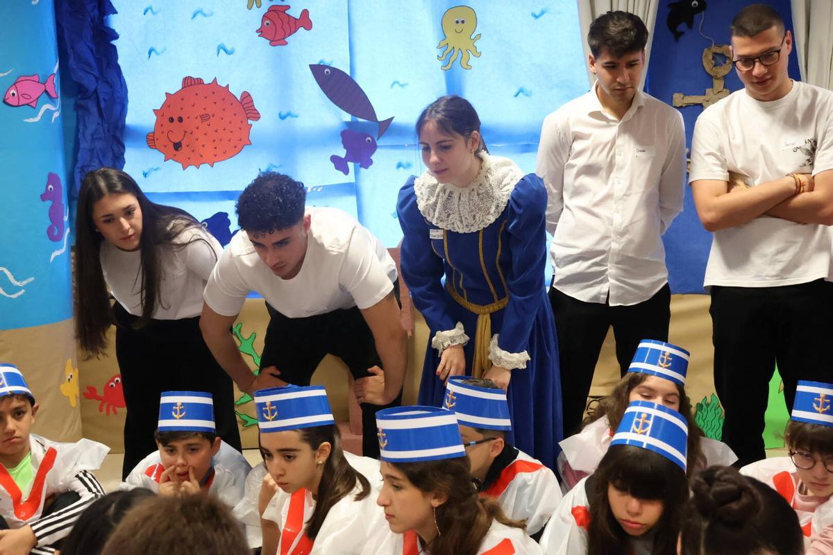Los estudiantes de Educación Primaria, atentos a cómo funciona el proyecto.