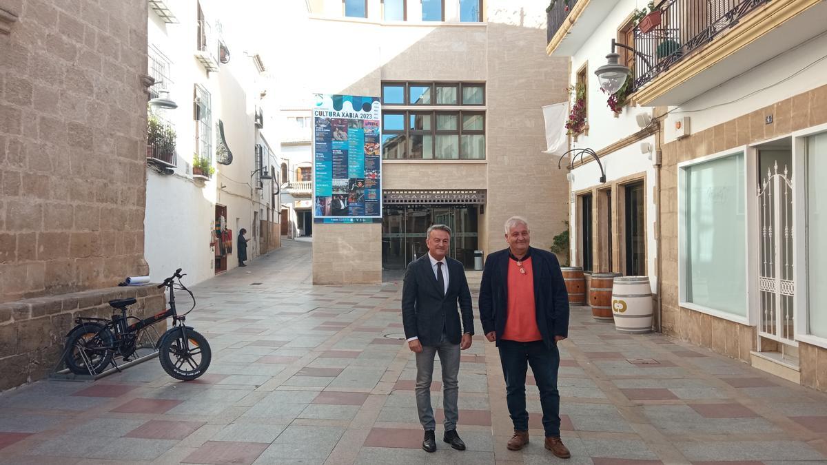 El alcalde de Xàbia, José Chulvi y el concejal de Cultura, Quico Moragues, frente a la Casa de Cultura y la cartela que anuncia la programación