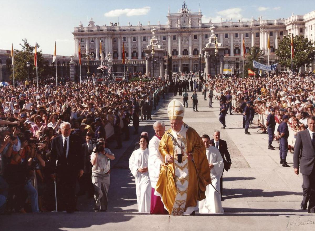 Juan pablo II en 1993, en la entrada de la Almudena.