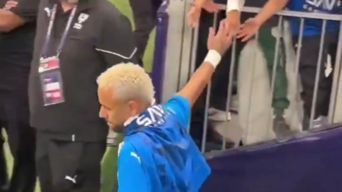 ¡Ver para creer! Un aficionado le roba un anillo a Neymar valorado... ¡En 14.000 euros!