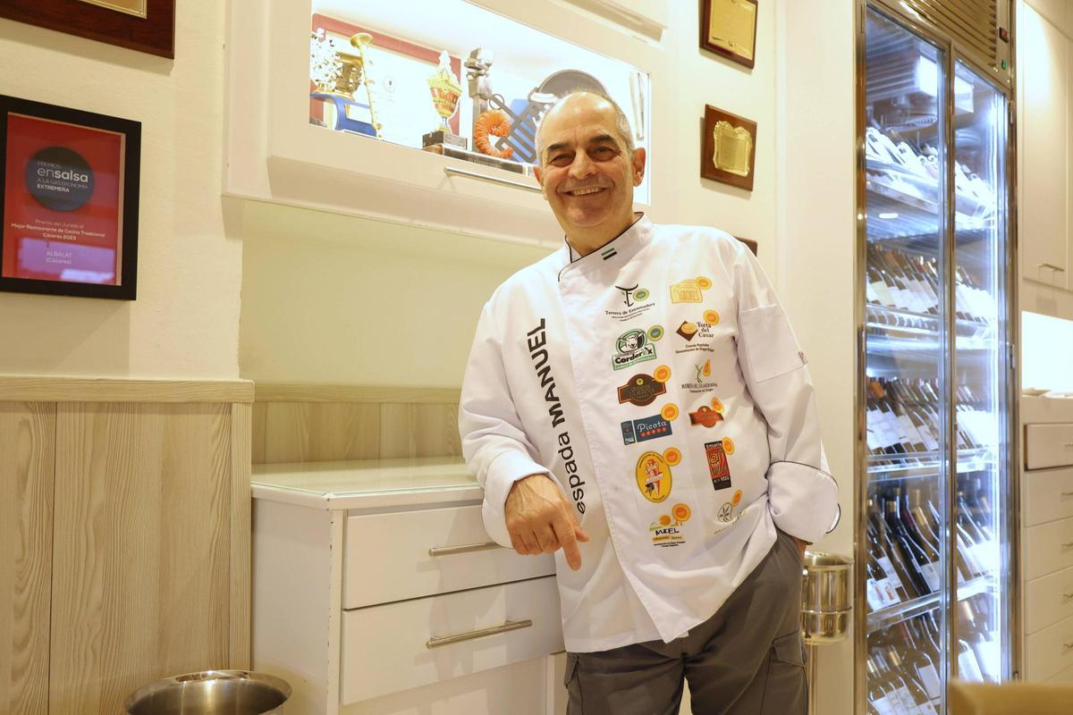 El cacereño Manuel Espada, copropietario del restaurante Albalat, se despide después de toda una vida entre fogones