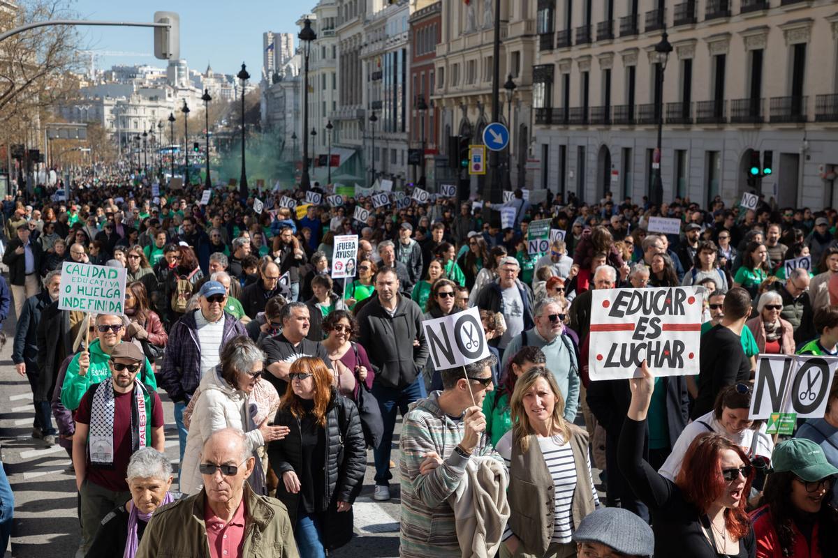 Cientos de personas durante una manifestación por la educación pública, a 23 de febrero de 2025, en Madrid (España). Una veintena de entidades y asociaciones que abarcan las distintas etapas educativas, desde la enseñanza obligatoria a la FP y la Universidad, marchan bajo el lema ‘Salvemos la educación pública‘ para exigir al Gobierno regional una “educación pública de calidad” y protestar “contra los recortes y la privatización”. 23 FEBRERO 2025;MANIFESTACIÓN;EDUCACIÓN;ENSEÑANZA;PÚBLICA Rafael Bastante / Europa Press 23/02/2025. Rafael Bastante;