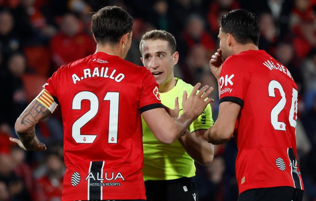 Raíllo y Valjent conversan con Miguel Sesma durante el Mallorca-Real Sociedad.