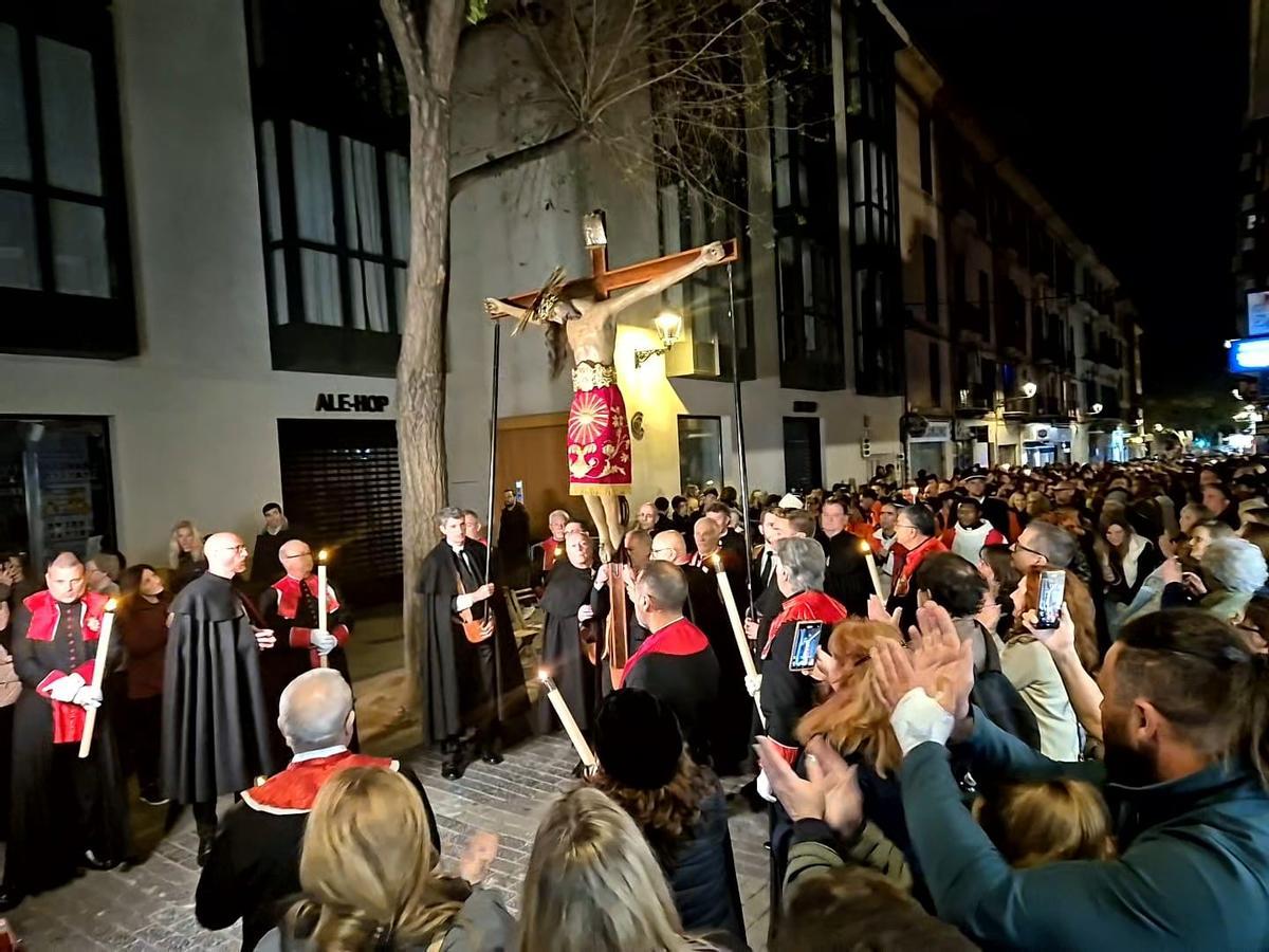 El Crist de la Sang, a su paso por la calle Oms, entre aplausos y vítores.