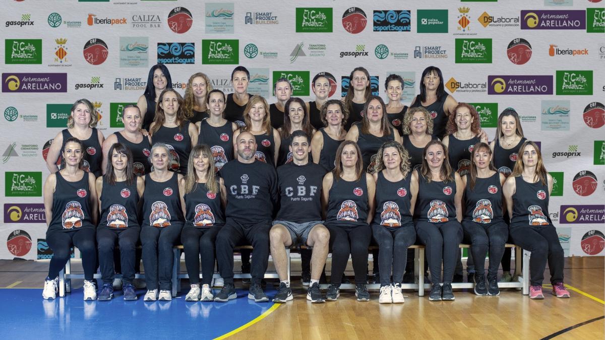 El equipo de madres y sus entrenadores.