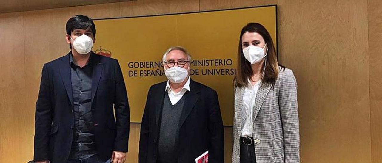 El consejero Borja Sánchez, el ministro Manuel Castells y la directora general Cristina González, ayer, en Madrid. | LNE