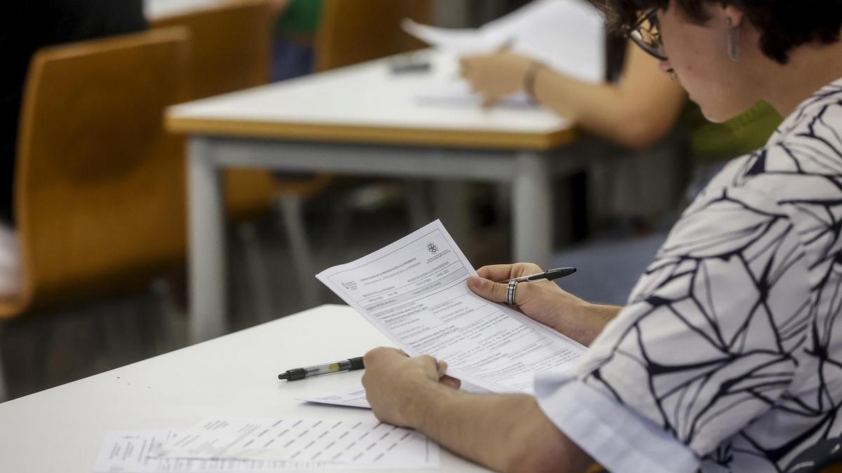 Prop de 39.000 persones sol·liciten el certificat automàtic de B2 i C1 de valencià en una setmana