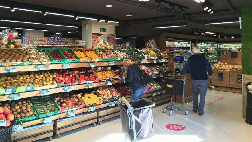 Clientes, ayer, en el nuevo supermercado de Gadis.