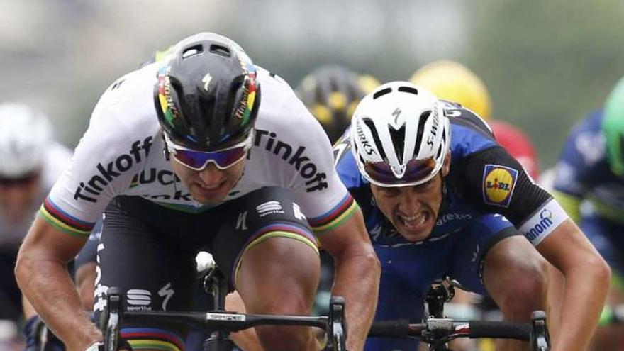 Peter Sagan, en el &#039;sprint&#039; de llegada con el que ganó la etapa.