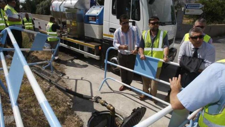 Trabajadores de Aguas de Alicante limpiando tuberías con hielo líquido en una imagen reciente.