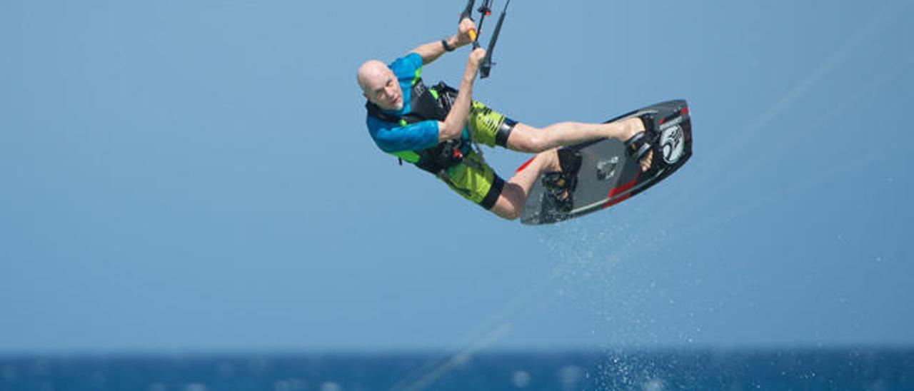 René Egli, impulsor del Mundial, realizando kiteboard en la playa de Sotavento días pasados.