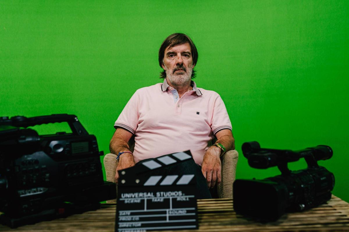 Leonardo Álvarez, en el plató de Carballiño TV, antes de cambiarse para caracterizarse para la presentación de 'Operación Whisky'.