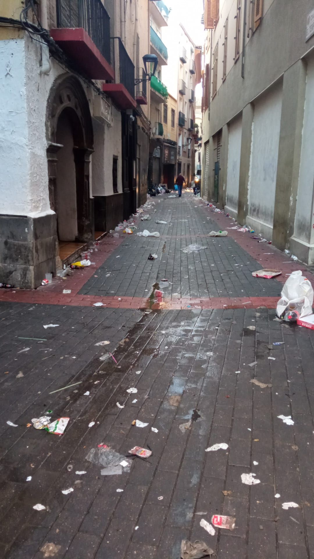 Los botellones del domingo de las fiestas del Pilar dejan restos en la plaza de la Justicia y la calle El Temple