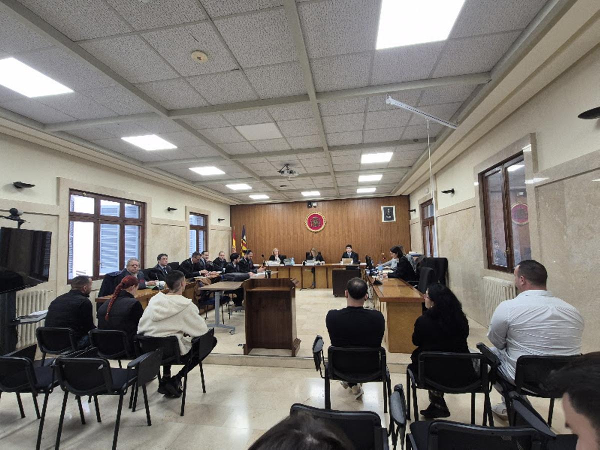 Los seis condenados a 34 años de prisión y al pago de nueve millones por tráfico de drogas, en el juicio.